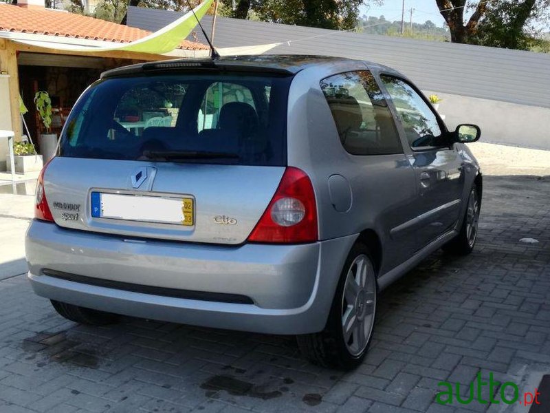 2002' Renault Clio Sport photo #2