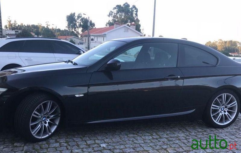 2010' BMW 320 Coupe Pack M photo #3