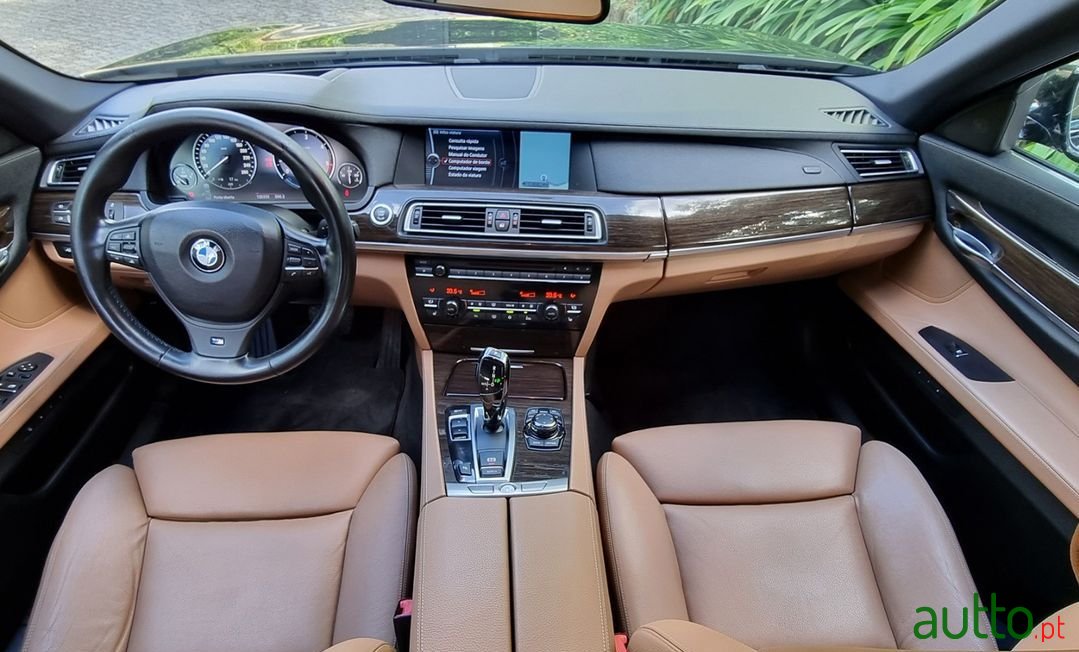 2010' BMW 730 photo #6