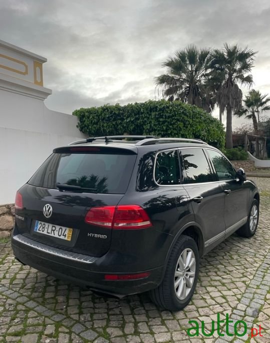 2010' Volkswagen Touareg photo #1