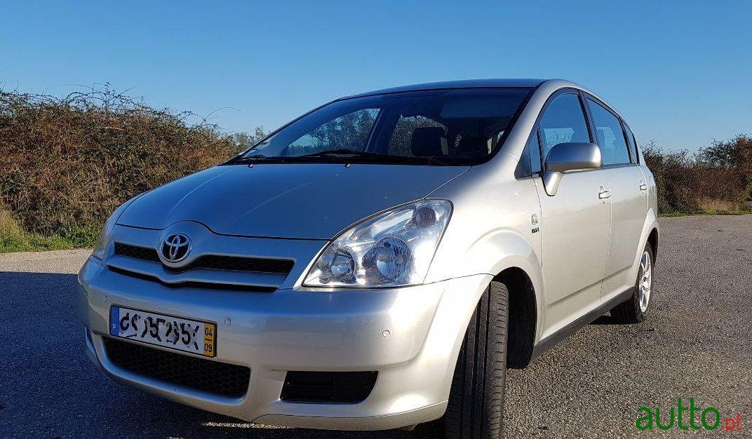 2004' Toyota Corolla Verso photo #1