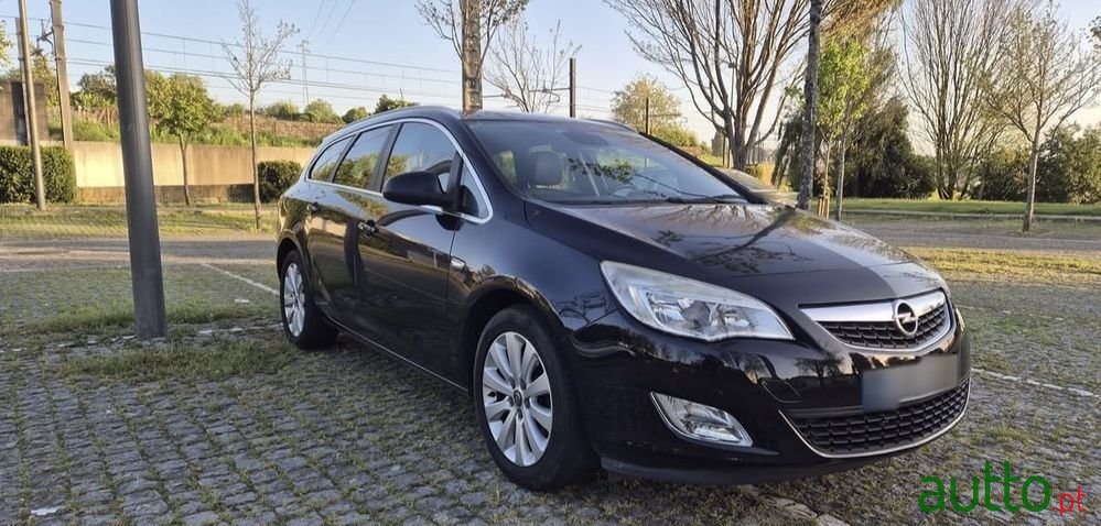 2011' Opel Astra 1.9 Cdti Cosmo photo #1