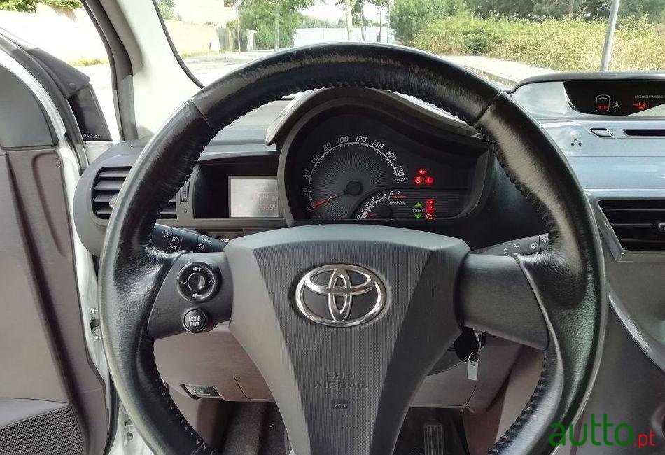 2010' Toyota iQ photo #1