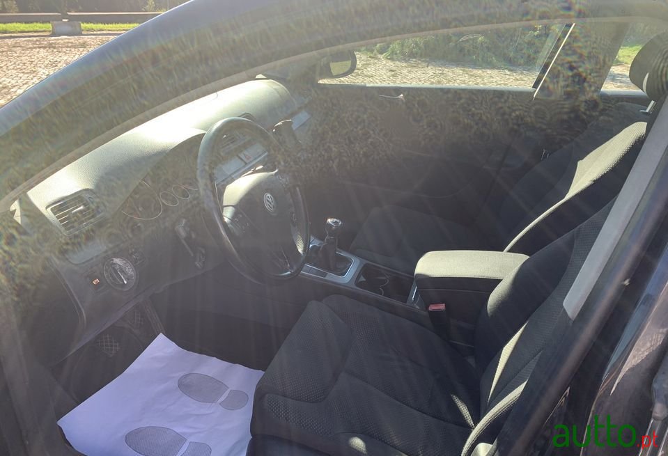 2005' Volkswagen Passat photo #5