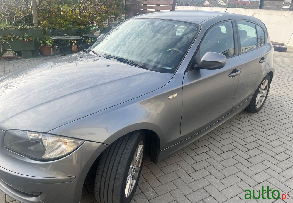 2010' BMW Série 1 Ia photo #1