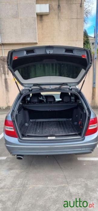 2011' Mercedes-Benz C-220 photo #2