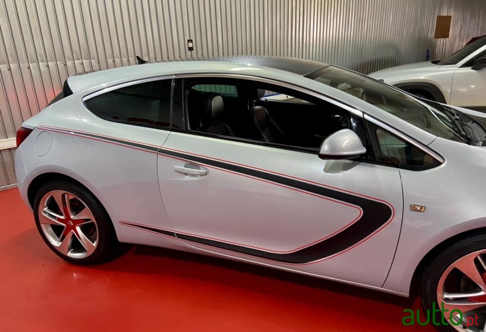 2011' Opel Astra Gtc photo #3