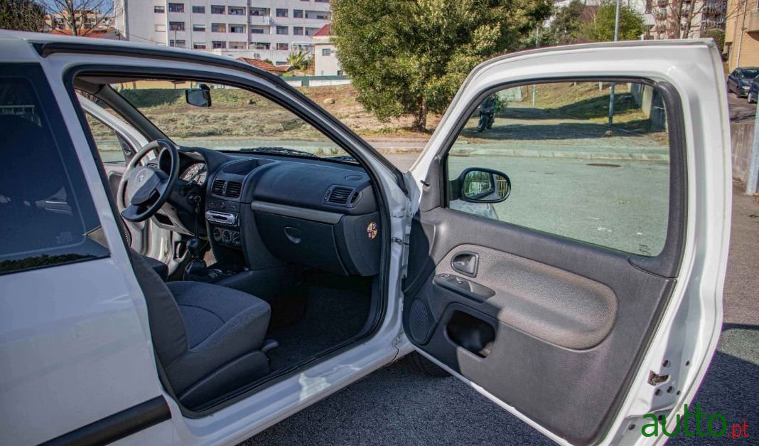 2004' Renault Clio photo #2