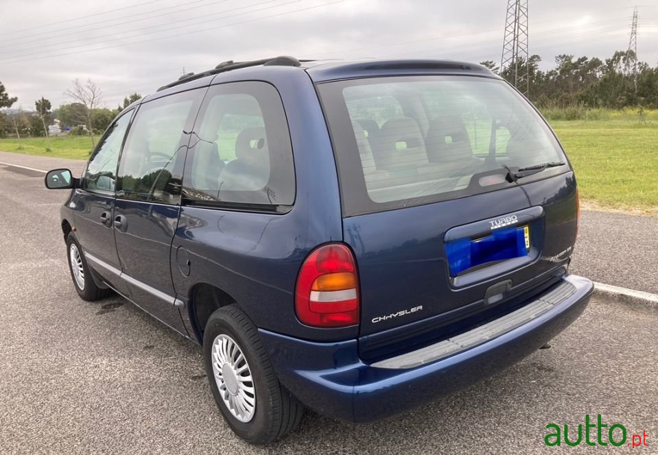 2000' Chrysler Grand Voyager photo #2