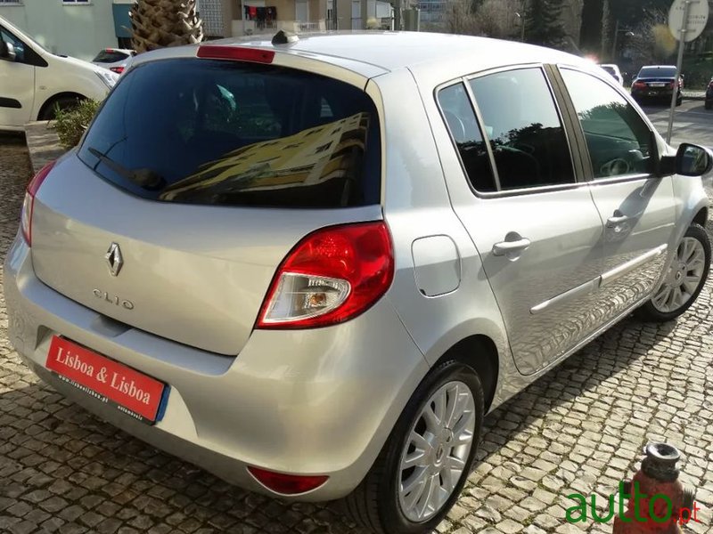 2011' Renault Clio photo #3