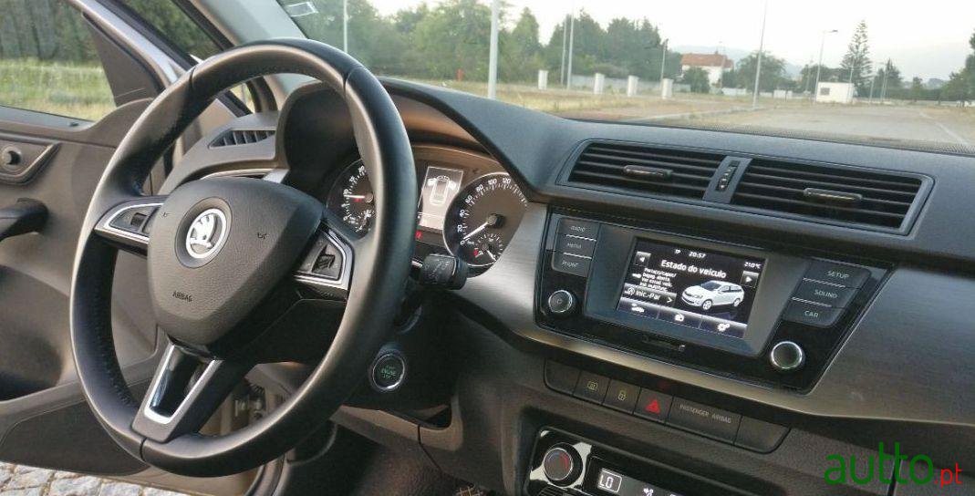 2015' Skoda Fabia Break photo #2