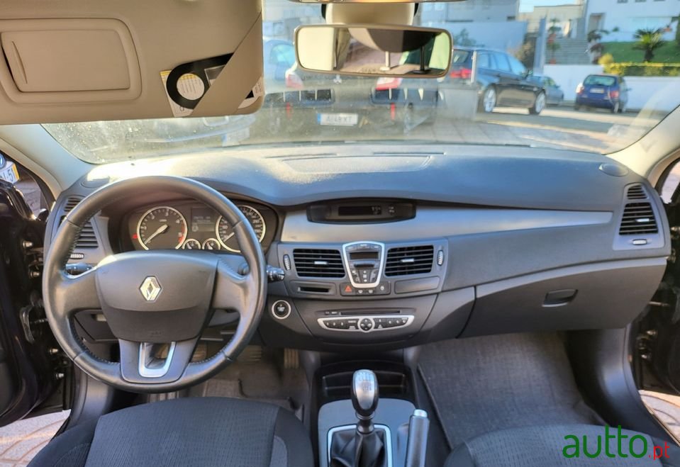 2009' Renault Laguna Break photo #2