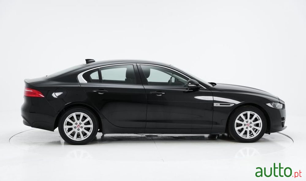 2017' Jaguar XE photo #2