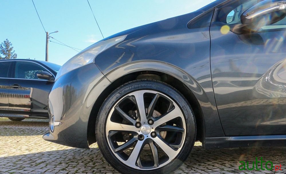 2012' Peugeot 208 photo #5