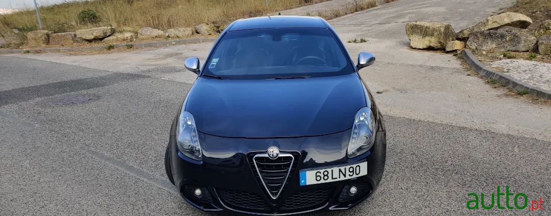 2011' Alfa Romeo Giulietta photo #2
