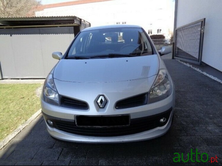 2008' Renault Clio photo #4