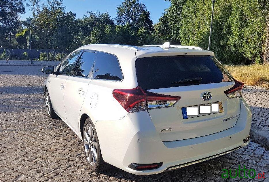 2015' Toyota Auris Touring Sports photo #2