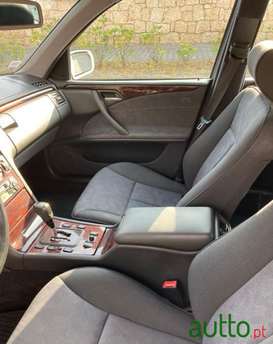 2001' Mercedes-Benz E-220 photo #4