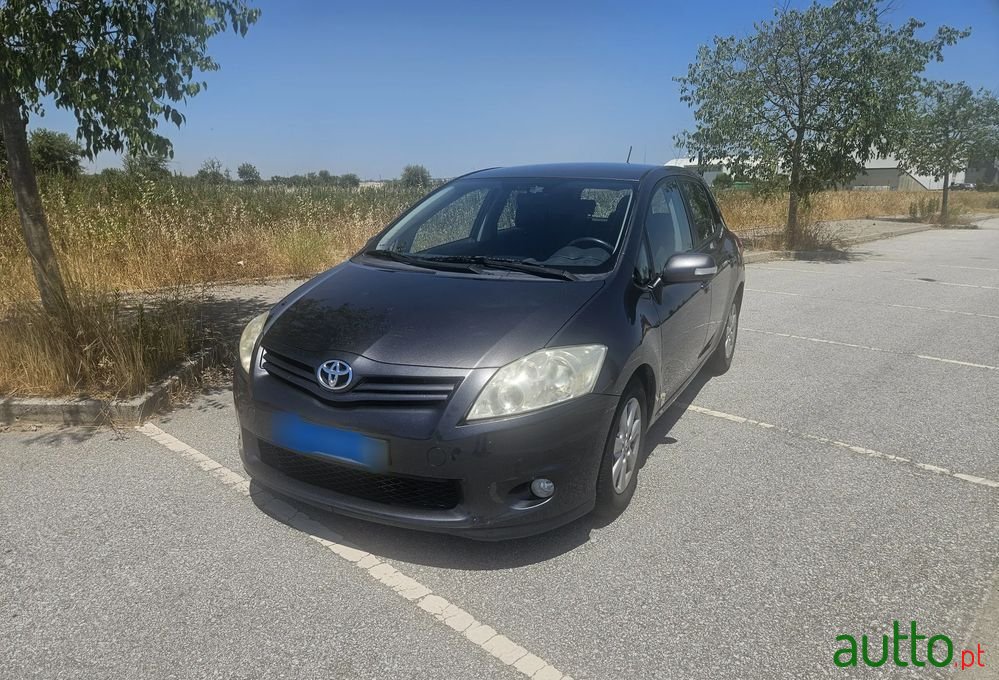 2012' Toyota Auris photo #1