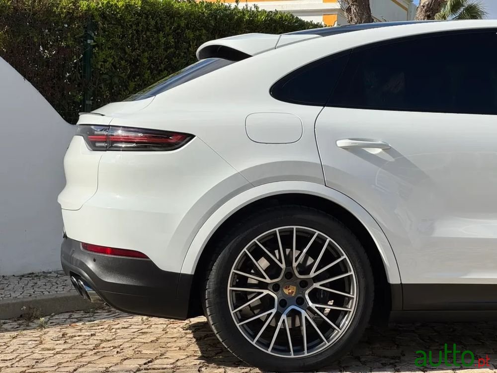 2020' Porsche Cayenne E-Hybrid photo #4
