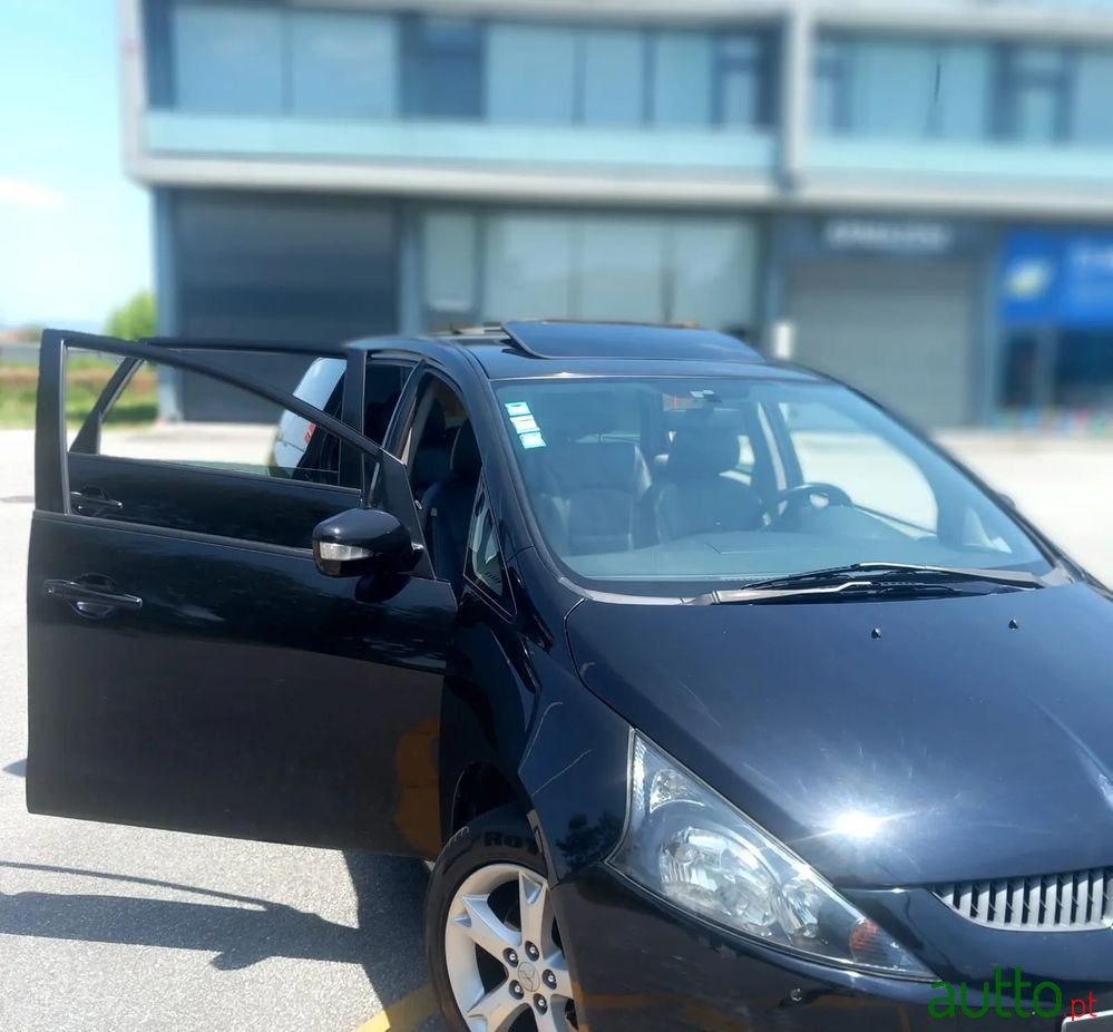 2008' Mitsubishi Grandis photo #2