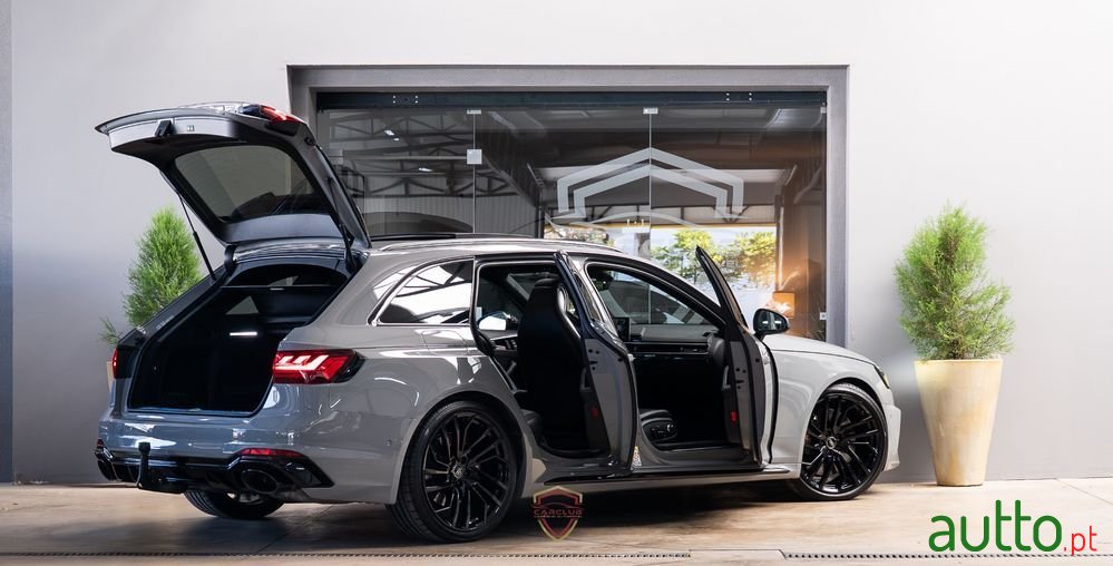 2020' Audi RS4 Avant photo #6