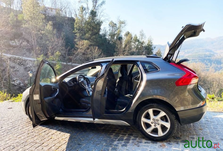 2013' Volvo V40 Cross Country photo #5