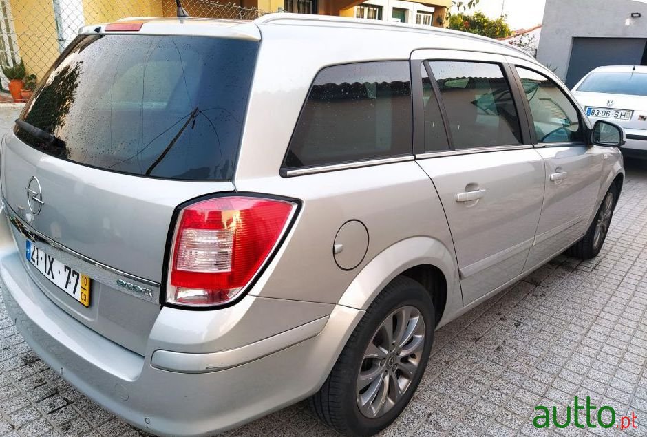 2010' Opel Astra Caravan photo #2