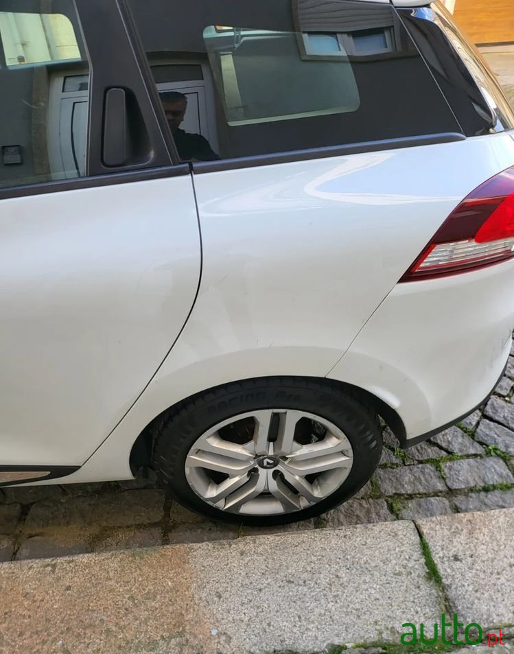2017' Renault Clio Sport Tourer photo #6