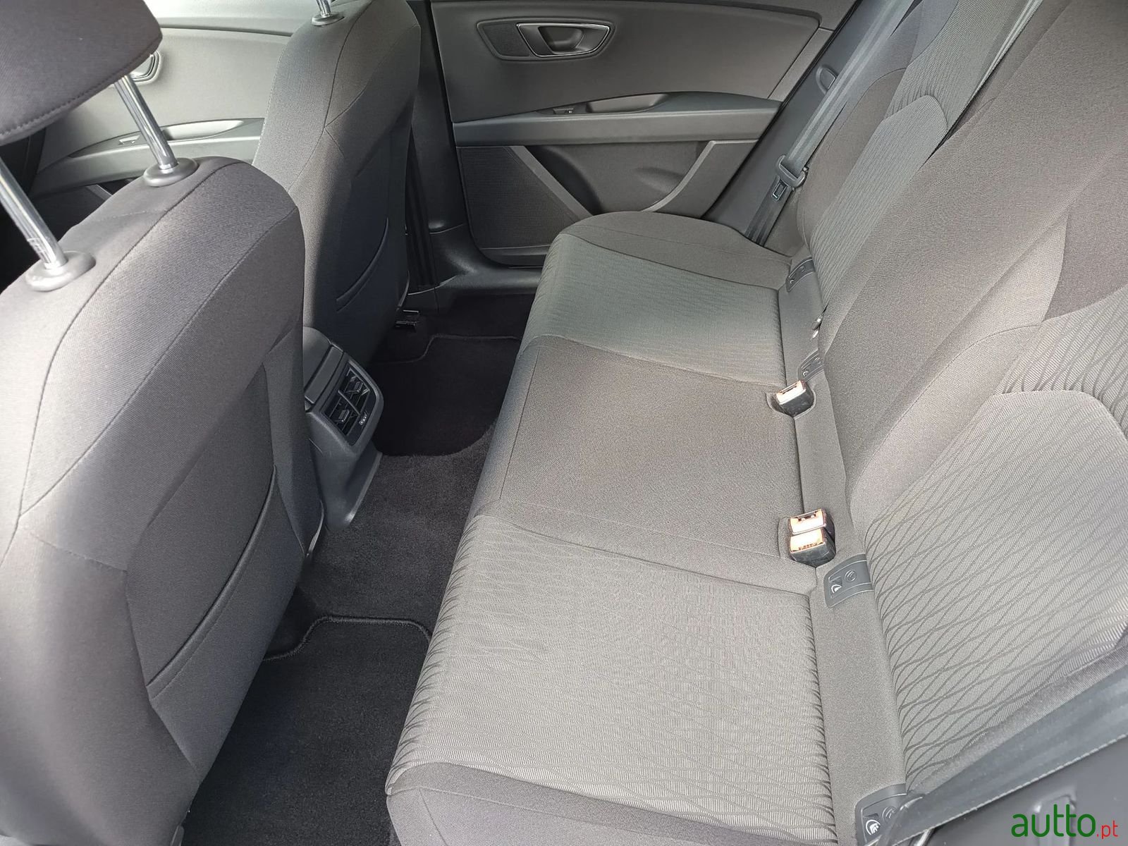 2014' SEAT Leon photo #6