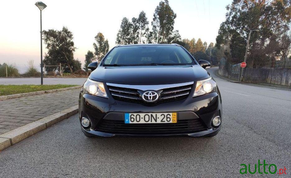 2014' Toyota Avensis Touring Sports photo #2