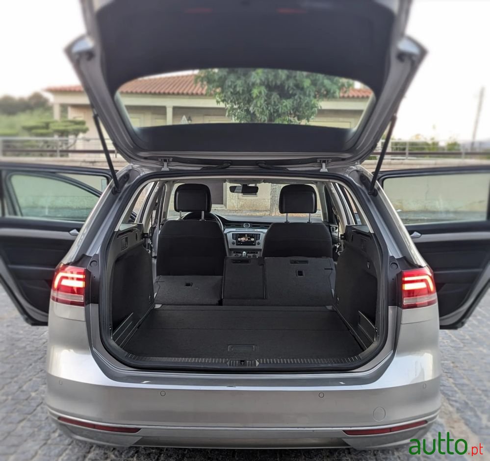 2017' Volkswagen Passat Variant photo #5