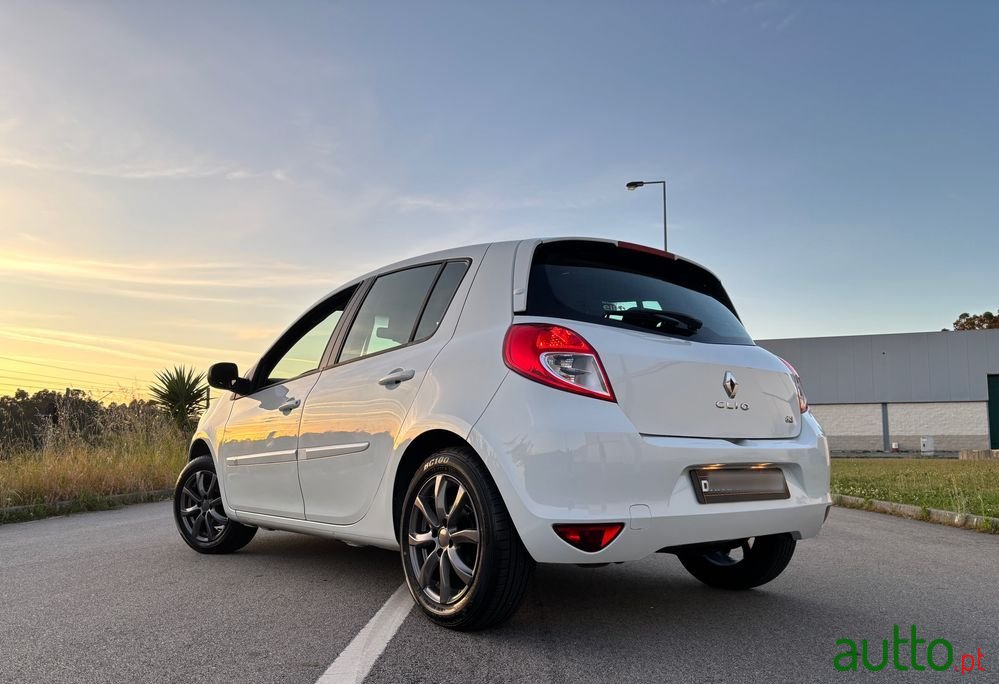 2012' Renault Clio photo #5