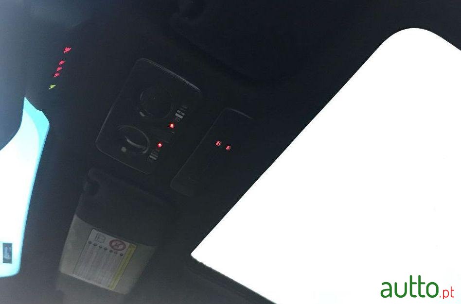 2011' Alfa Romeo Giulietta photo #3