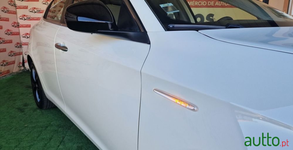 2011' Alfa Romeo Giulietta photo #4