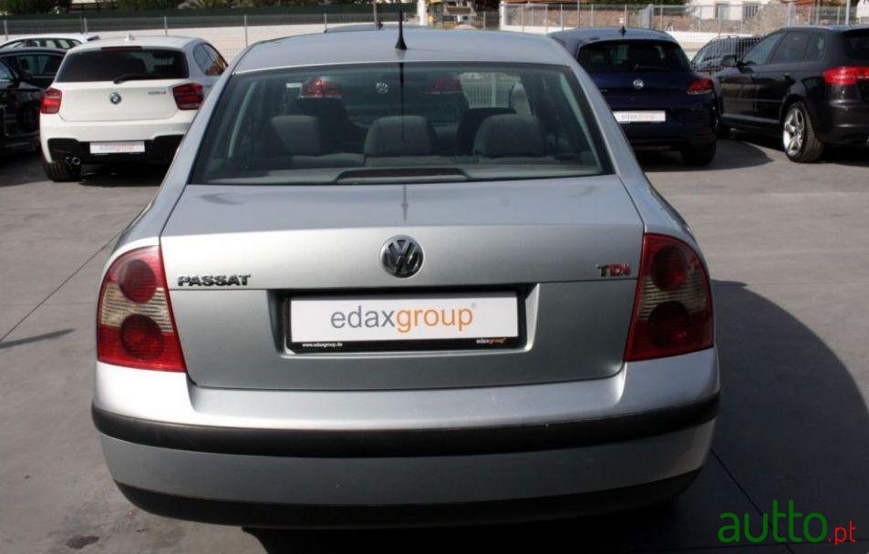 2002' Volkswagen Passat photo #1