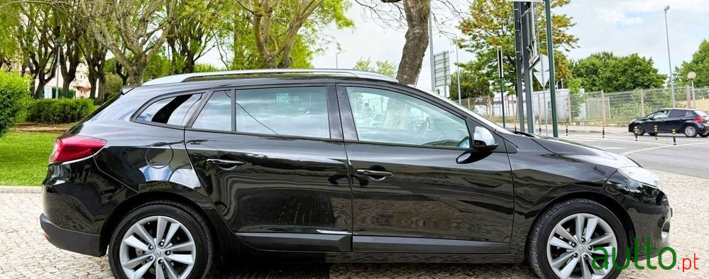 2010' Renault Megane Break photo #2