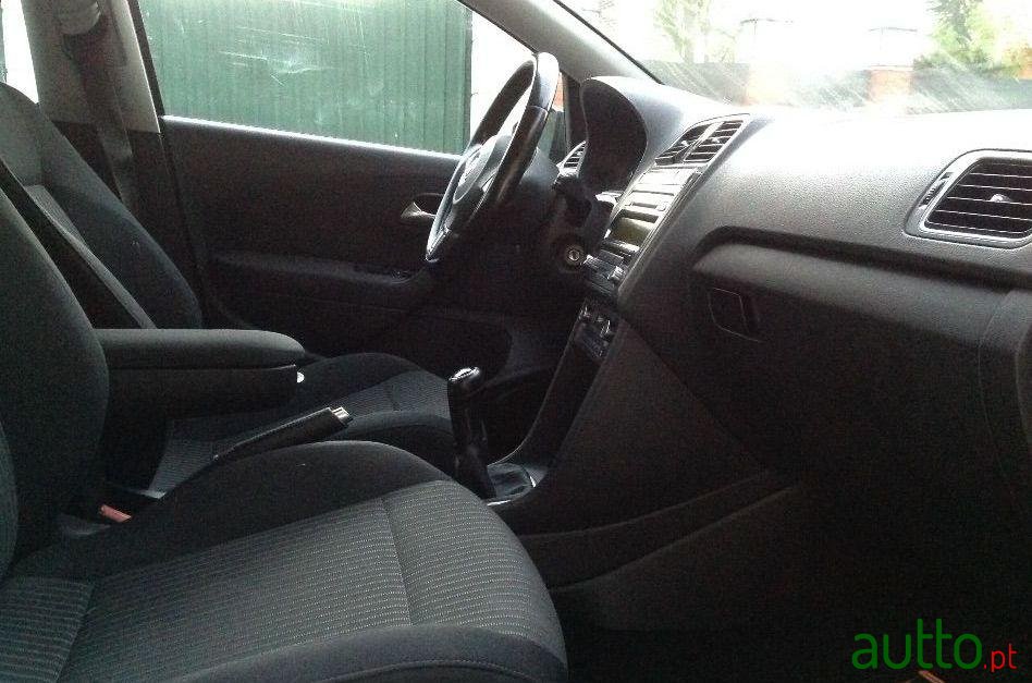 2010' Volkswagen Polo photo #4