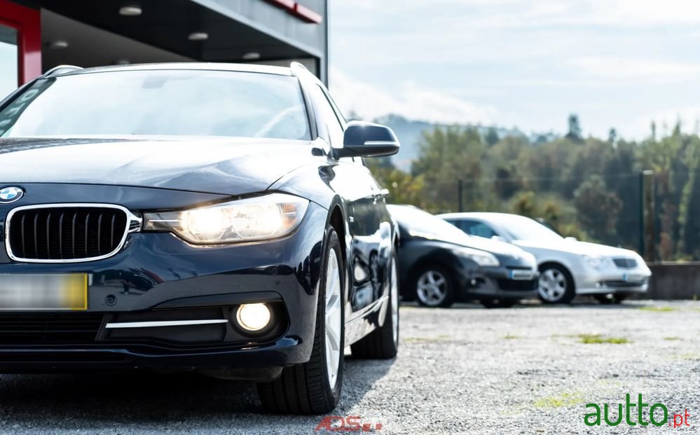 2016' BMW Série 3 D Touring Line Sport photo #3