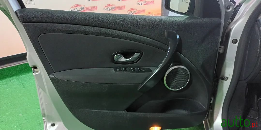 2011' Renault Megane Sport Tourer photo #6