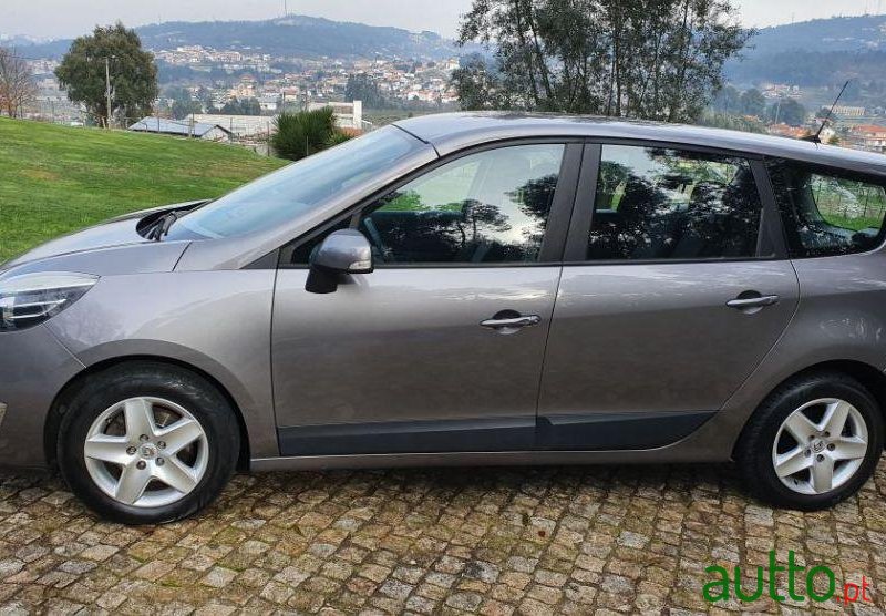 2012' Renault Grand Scenic photo #1