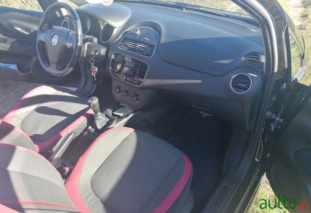 2013' Fiat Punto Evo photo #2