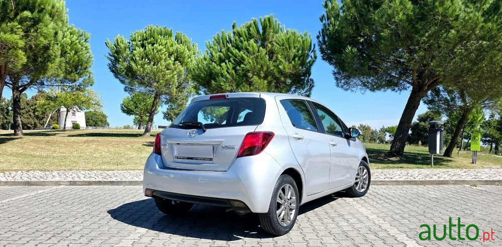2015' Toyota Yaris photo #4
