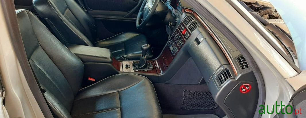 1999' Mercedes-Benz E-220 photo #3