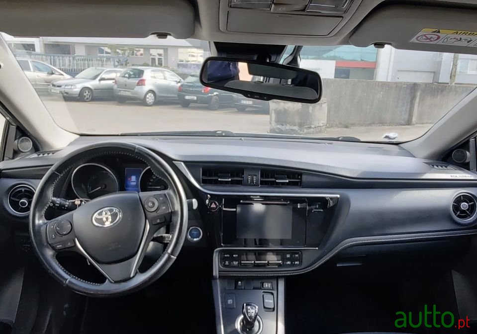 2012' Toyota Auris photo #6