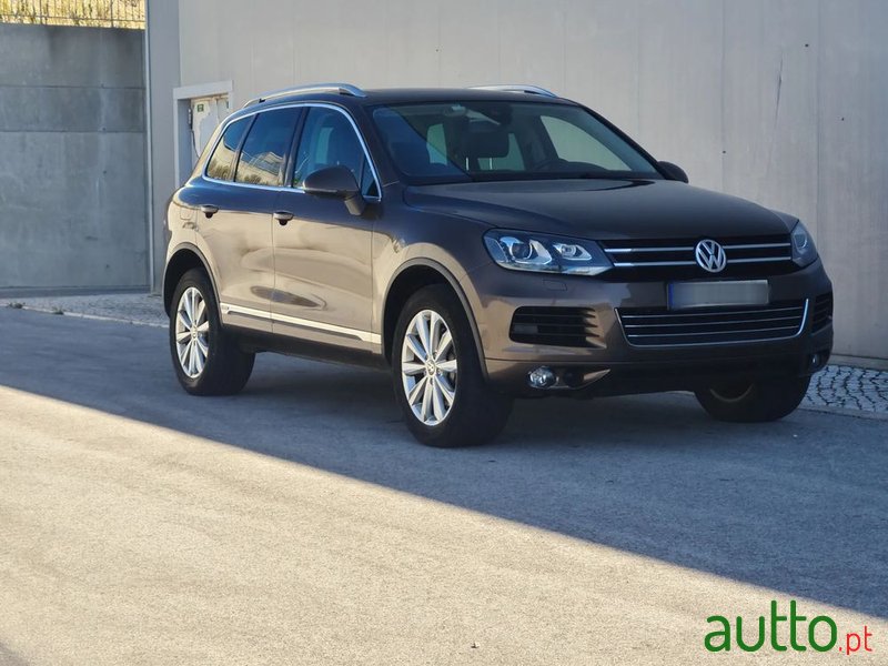 2011' Volkswagen Touareg photo #2