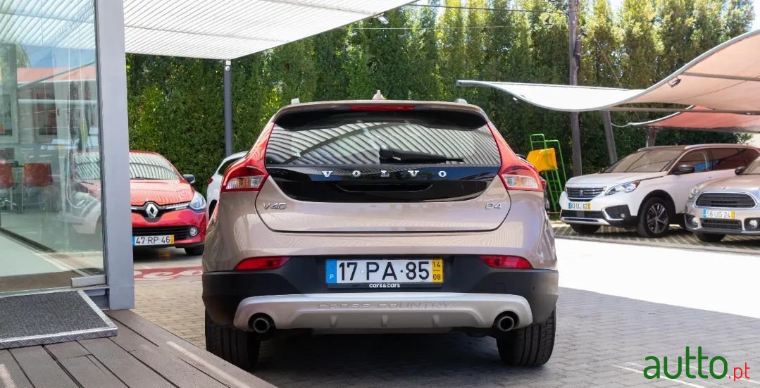 2014' Volvo V40 Cross Country photo #3