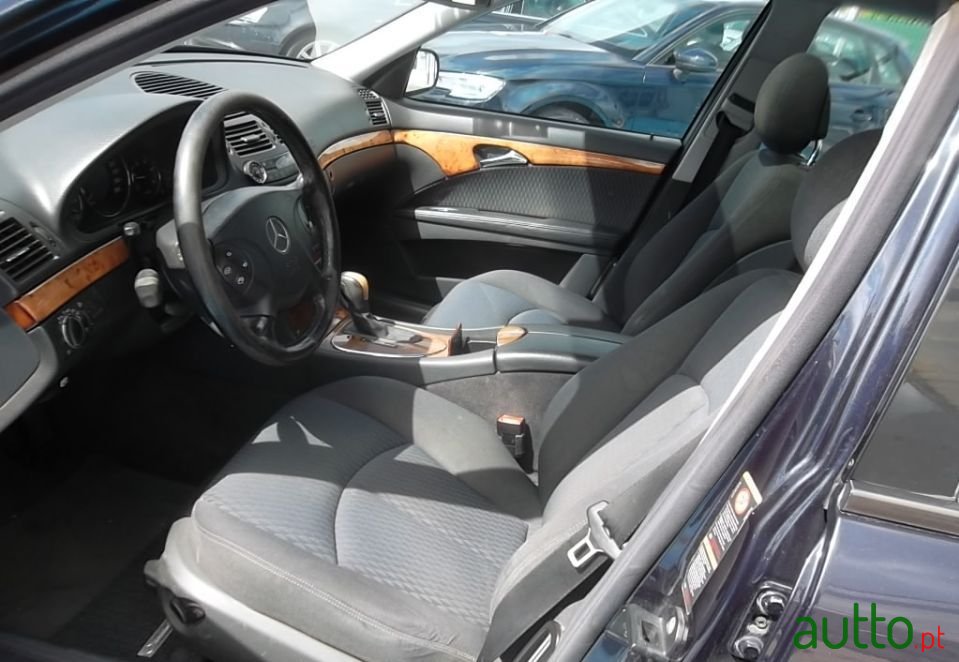 2003' Mercedes-Benz E-270 photo #5