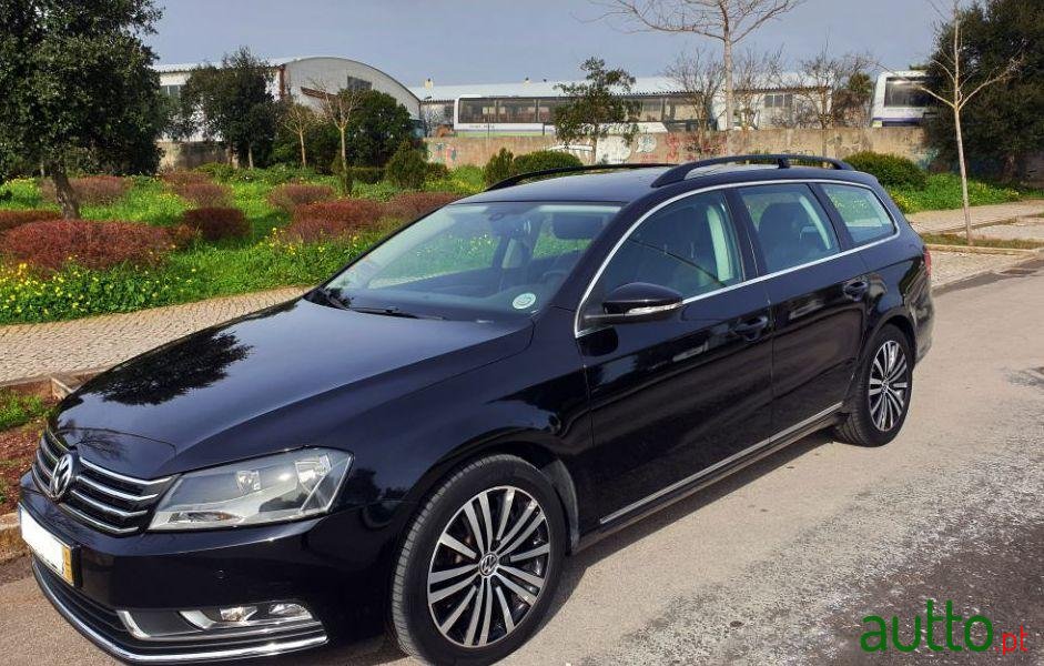 2011' Volkswagen Passat Variant photo #2