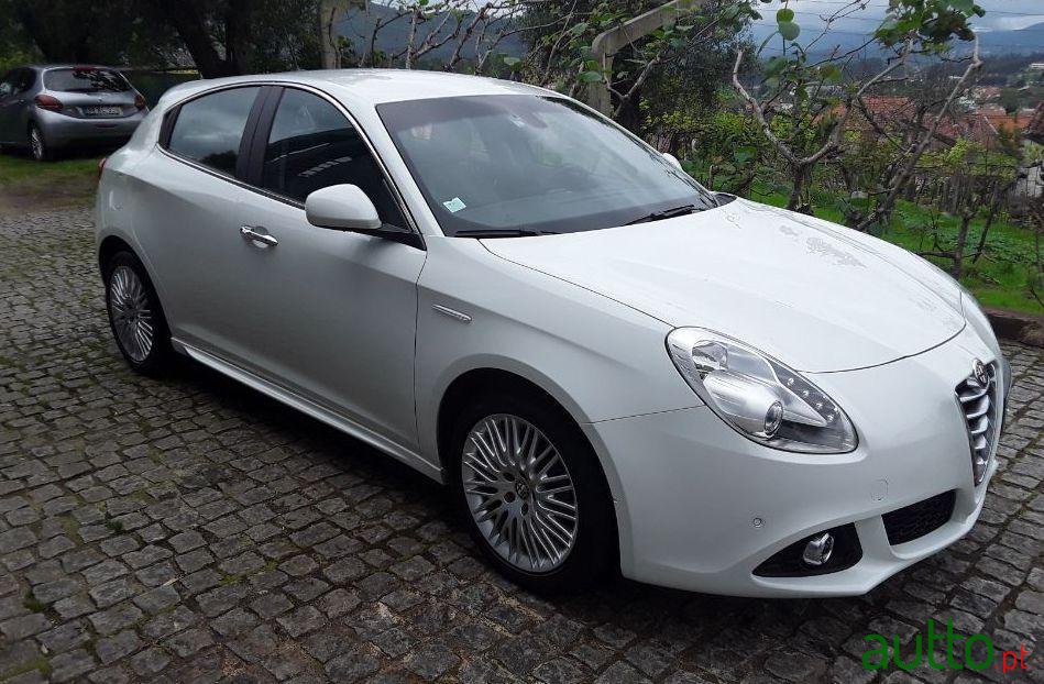 2015' Alfa Romeo Giulietta Desportiva photo #2